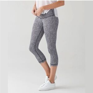 Black and White Patterned Leggings
Lululemon legging 
Sport cloth
